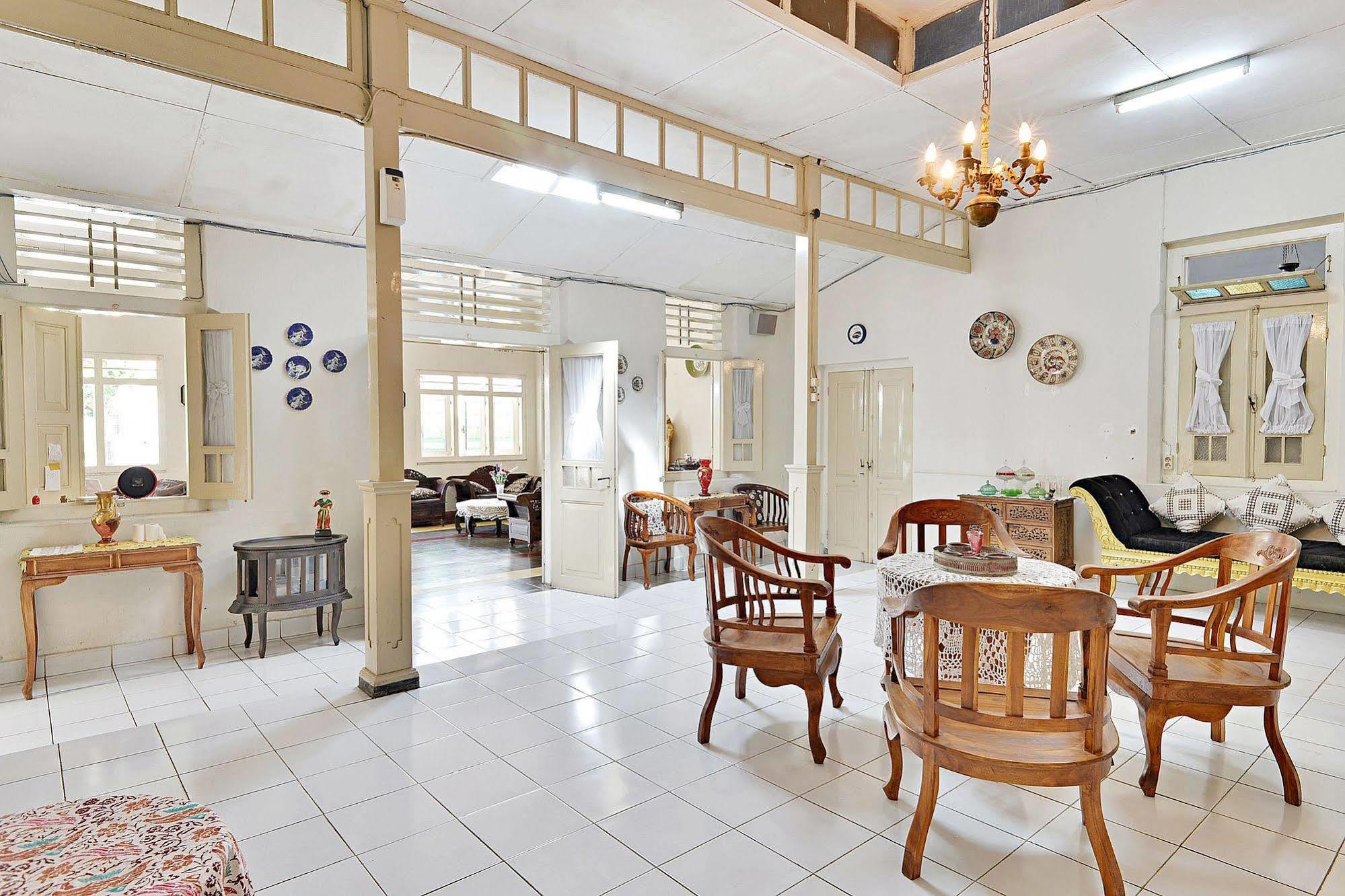 Zen Rooms Panembahan Kraton Джокьякарта Экстерьер фото